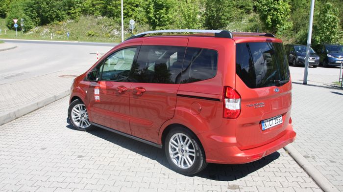 Σχεδιαστικά, το ενός όγκου αμάξωμα χαρακτηρίζεται από τις μεγάλες γυάλινες επιφάνειες, αλλά και την μοντέρνα παρουσία του εμπρόσθιου κυρίως τμήματος.